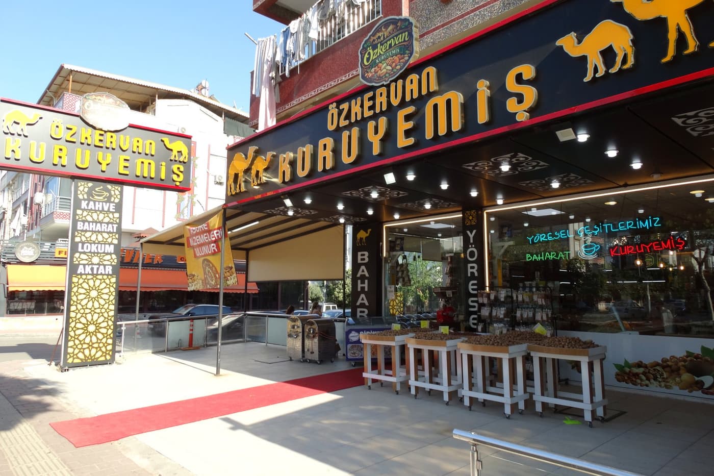 Öz Kervan Kuruyemiş dükkanının cephesi — Antalya