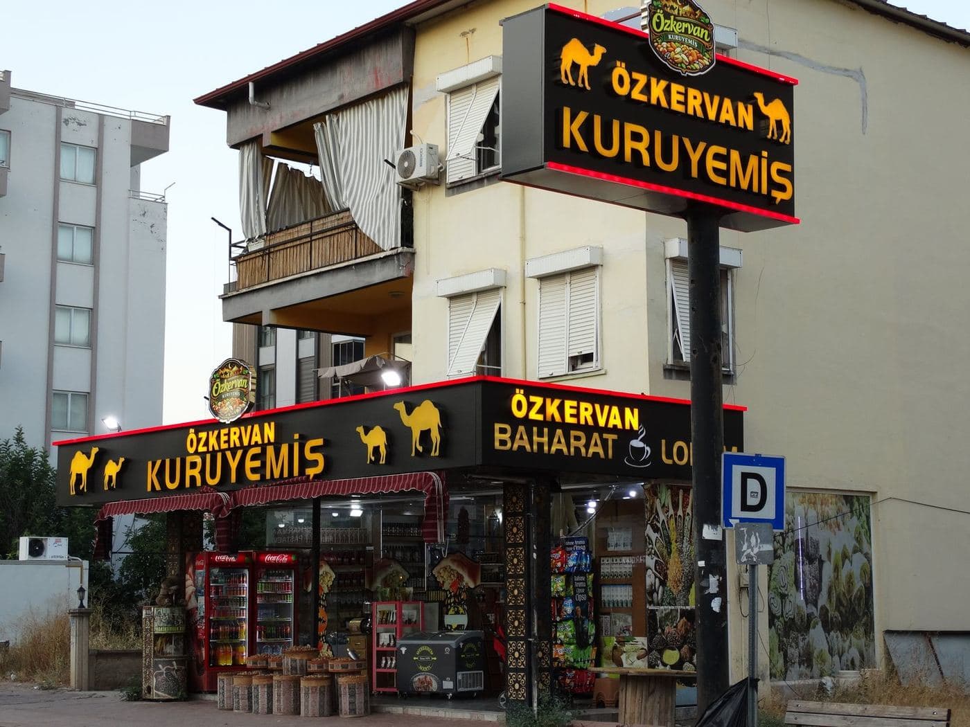 Döşemealtı şubesinin cephesi, akşam ışıklarıyla