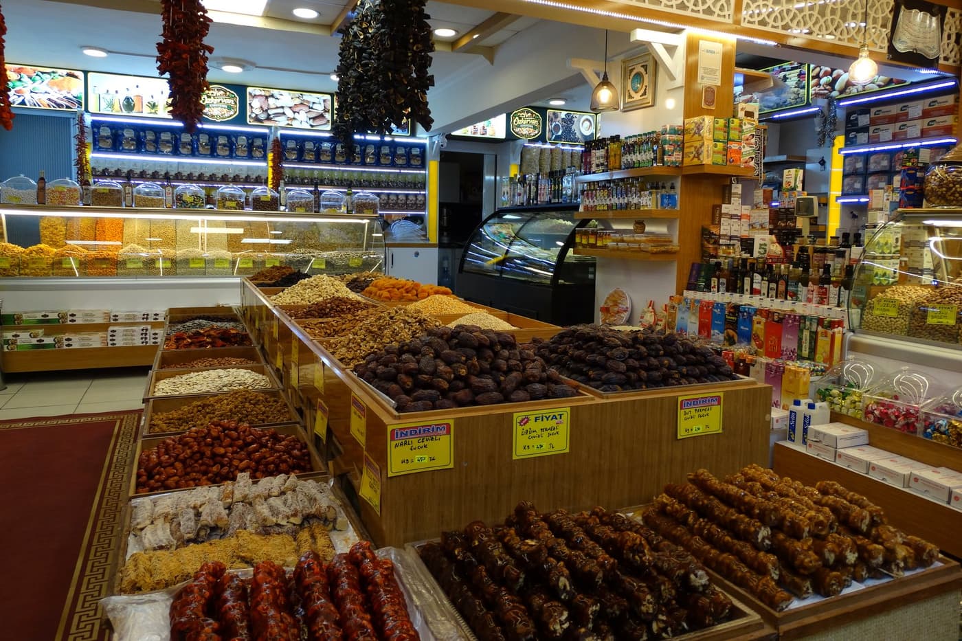 Kuru meyve rafı — Öz Kervan Kuruyemiş, Antalya