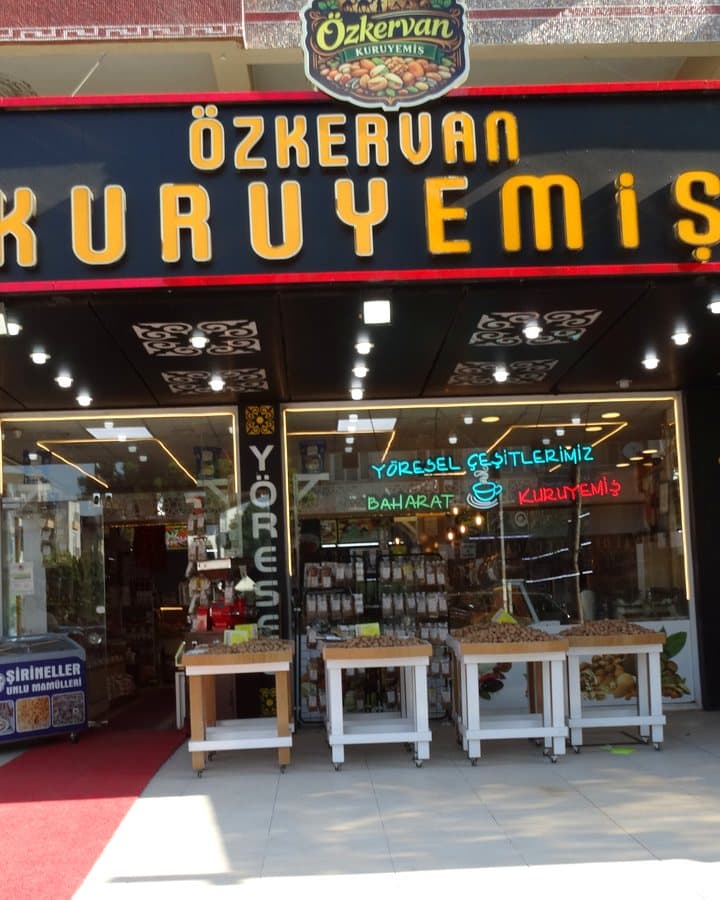 Öz Kervan Kuruyemiş tabelası ve kırmızı halı serili giriş