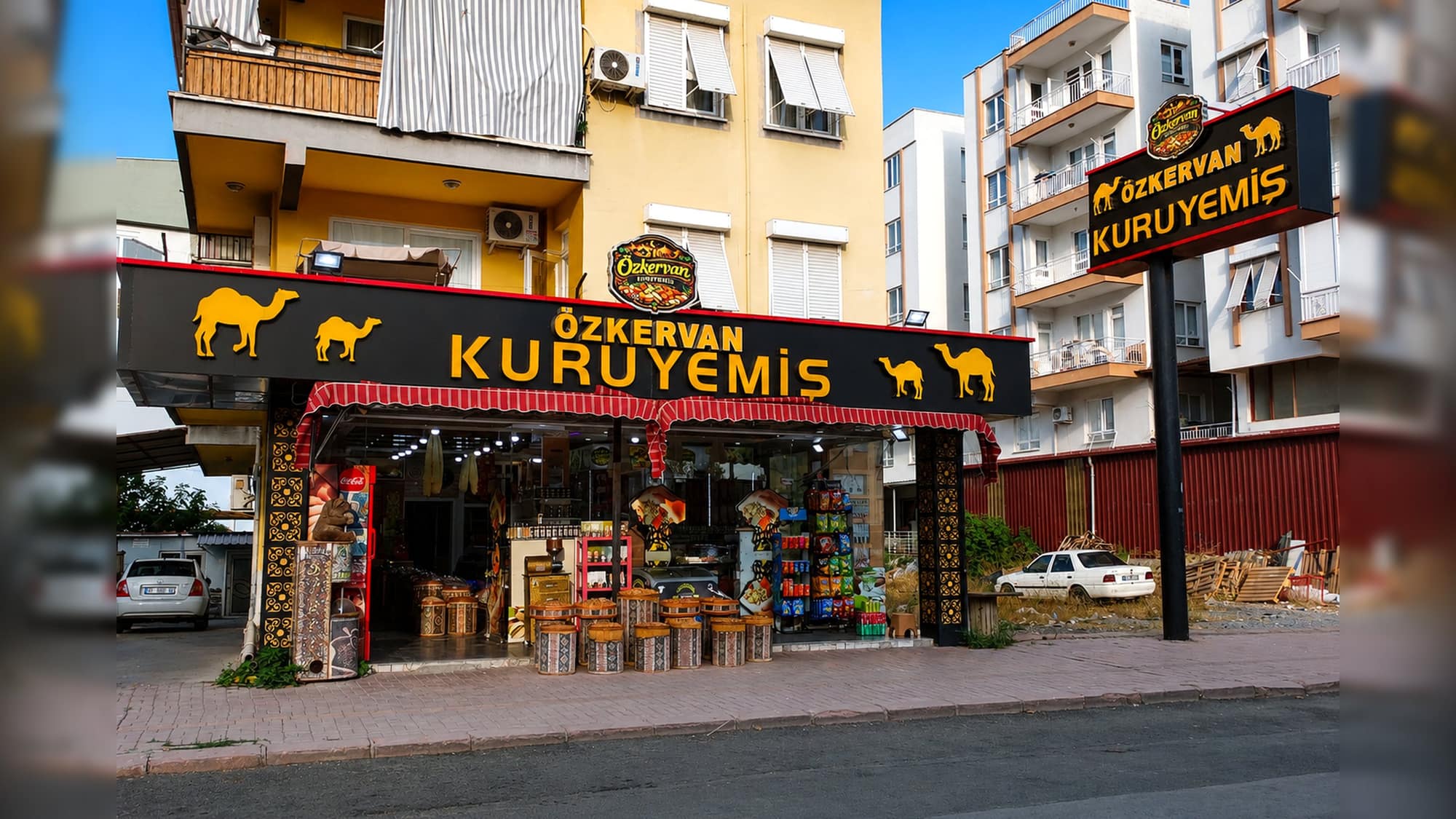 Öz Kervan Kuruyemiş Döşemealtı şubesinin cephesi, oyma sütunlu girişi